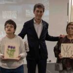 Alemany premia les guanyadores de les il·lustracions de Nadal de les caixes d’Art i Torró, enguany inspirades en la farigola 